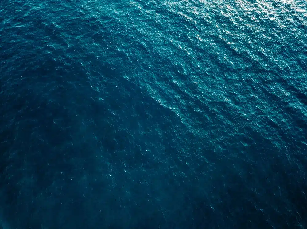 Vue aérienne de l'océan bleu profond