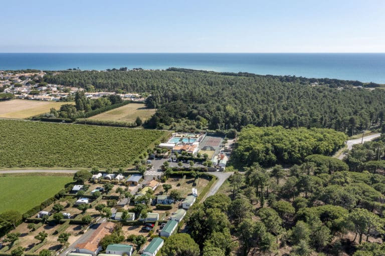 Vue aérienne du terrain de camping et océan.