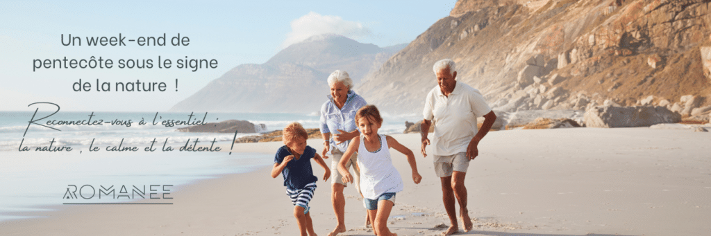 Famille court sur la plage, montagne en arrière-plan.